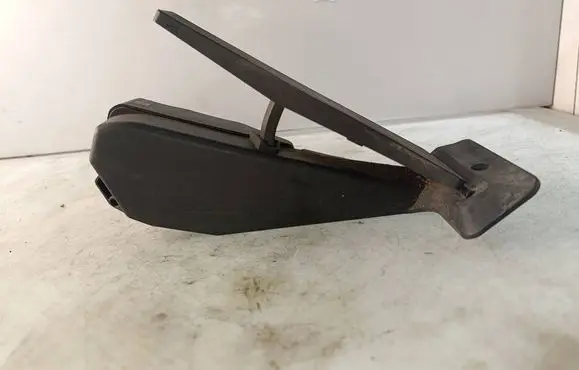 Accelerator throttle pedal