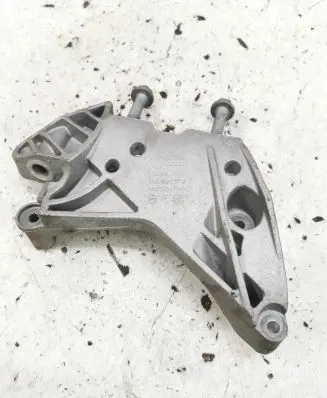 Volkswagen PASSAT B8 Engine mounting bracket 06K199207A