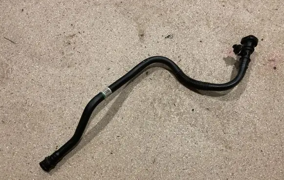Engine coolant pipe/hose