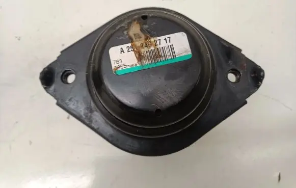 Mercedes-Benz R W251 Engine mount bracket A2512402717
