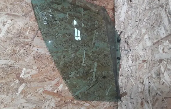 Peugeot 308 Front door window glass four-door