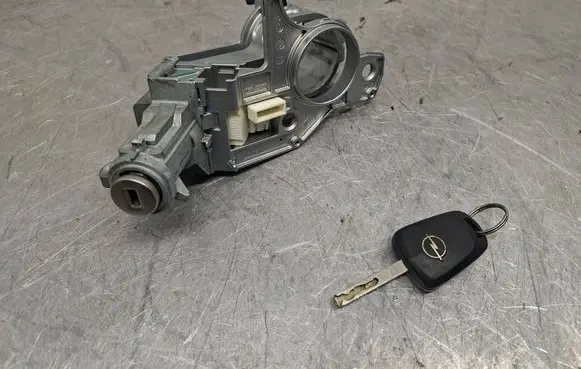 Opel Zafira B Ignition lock N0501881 281726