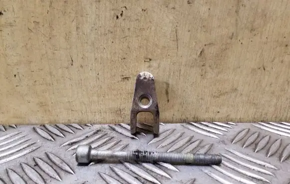 Mercedes-Benz ML W164 Fuel Injector clamp holder