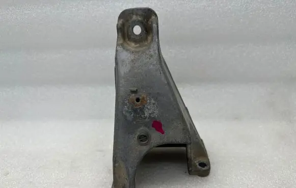 Suzuki Grand Vitara I Engine mounting bracket 200082