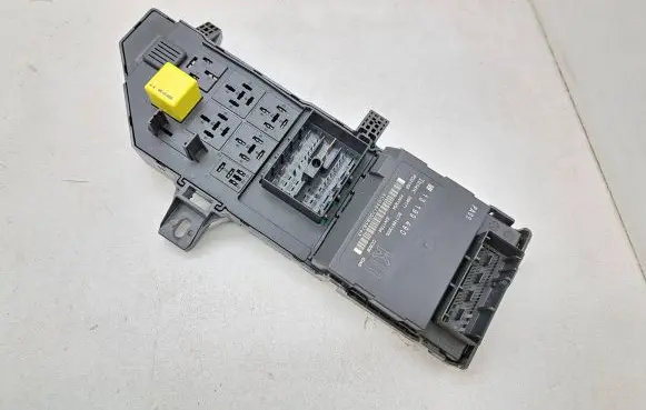Opel Signum Fuse module 13181984 13199490