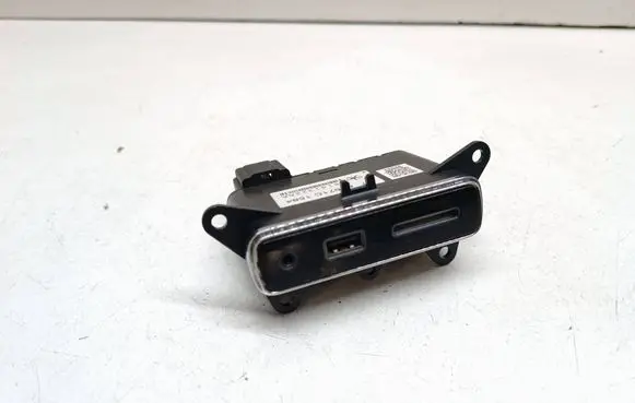 Jeep Grand Cherokee USB socket connector 68141322AA
