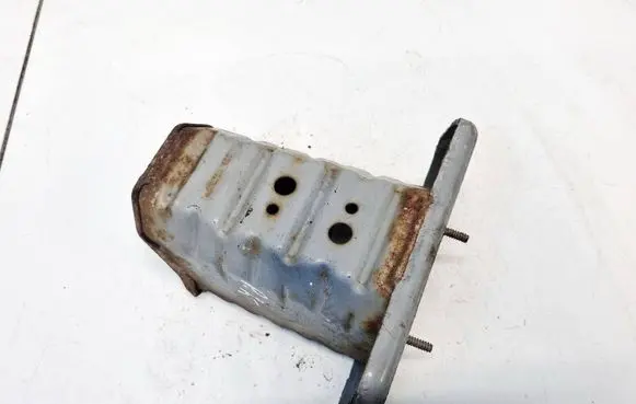 Front bumper mounting bracket
