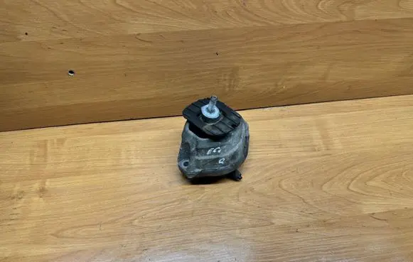 BMW 5 E60 E61 Engine mount bracket 6774620 15934612