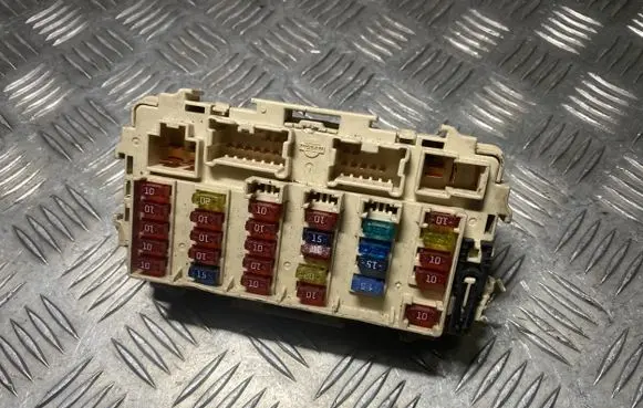 Nissan X-Trail T30 Fuse module A0074