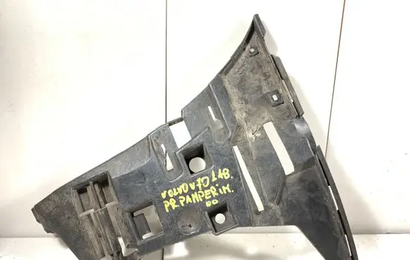 Volvo S70 V70 V70 XC Front bumper mounting bracket 09190304