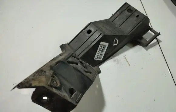 Rear bumper mounting bracket