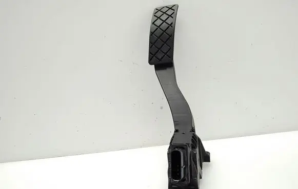 Accelerator throttle pedal