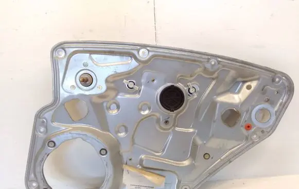 Rear door manual window regulator