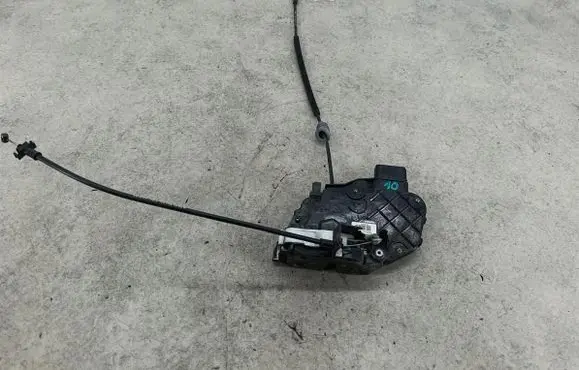 Volvo V50 Front door lock 30699793