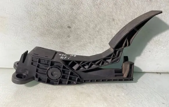 Accelerator throttle pedal
