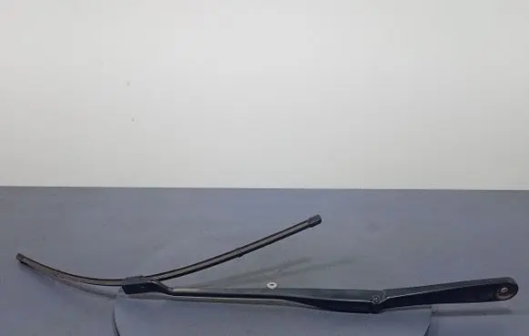 Front wiper blade arm