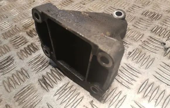 Mercedes-Benz S W220 Engine mounting bracket 6282230004