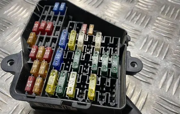 Audi A6 S6 C5 4B Fuse module 0437220