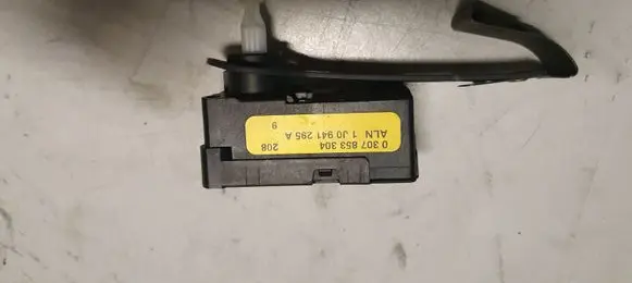 Opel Astra H Headlight level adjustment motor 0307853304 1J0941295A