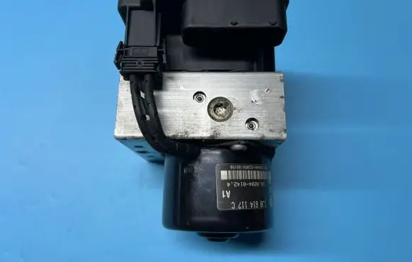Volkswagen Golf IV ABS Pump 1J0907379G 1J0614117C