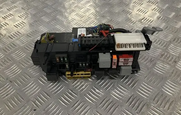 Mercedes-Benz C W204 SAM control unit A2049060405