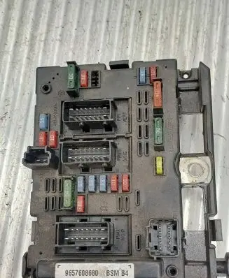 Peugeot 206 Fuse module 9657608680 54473321