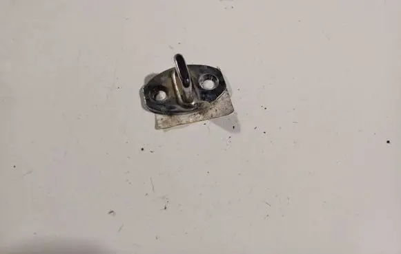 Volkswagen PASSAT B5 Rear door lock loop/hook striker 