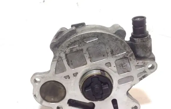 Volkswagen PASSAT CC Vacuum pump 03L145100F