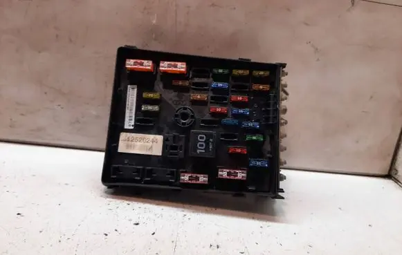 Volkswagen PASSAT B6 Fuse module 3C0937125 63592777
