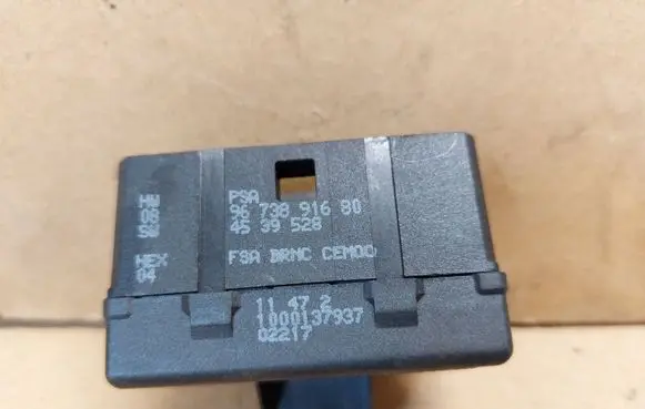 Peugeot 508 Seat heating relay 9673891680