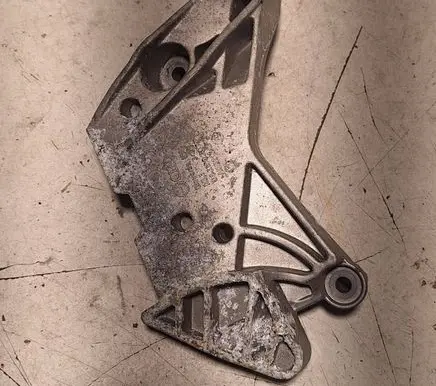Engine mounting bracket