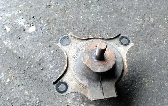 Honda Civic Engine mount bracket