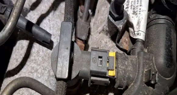Opel Insignia A Fuel injector 0445110423