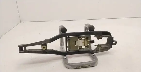 BMW 3 E46 Front door exterior handle/bracket 8226121
