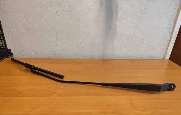 Renault Twingo II Front wiper blade arm 8200725625C