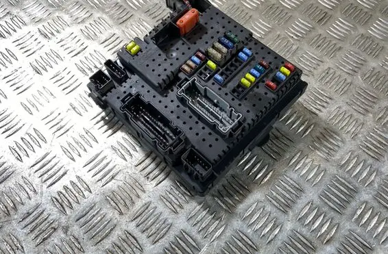 Volvo XC90 Fuse module 8676391
