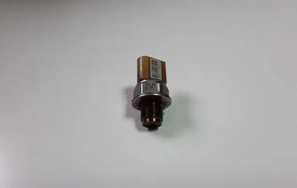 Volkswagen Tiguan Fuel pressure sensor 03L906051