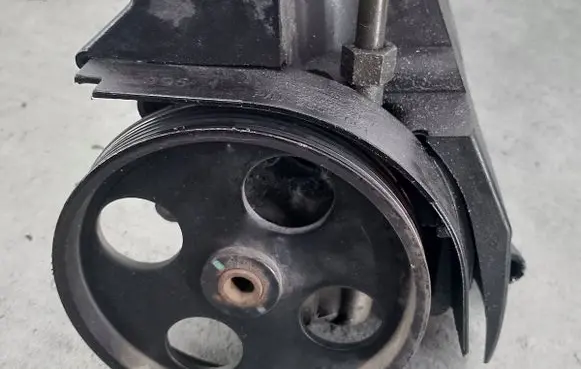 Peugeot 206 Power steering pump 9631411580