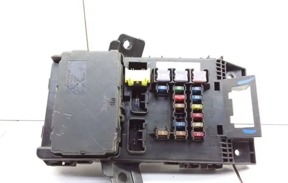Toyota Avensis Verso Fuse module 8273005020 102046110801