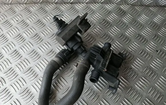 BMW 5 E60 E61 Coolant heater control valve 6931708 64116931708 6917699