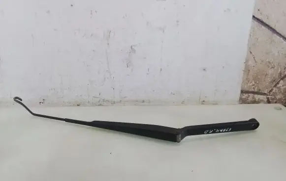 Nissan X-Trail T30 Front wiper blade arm