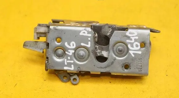 Volkswagen II LT Front door lock 9017200135