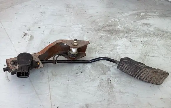 Nissan X-Trail T30 Accelerator throttle pedal 18919am810