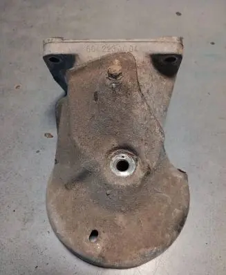 Mercedes-Benz C W202 Engine mount bracket 6042230004
