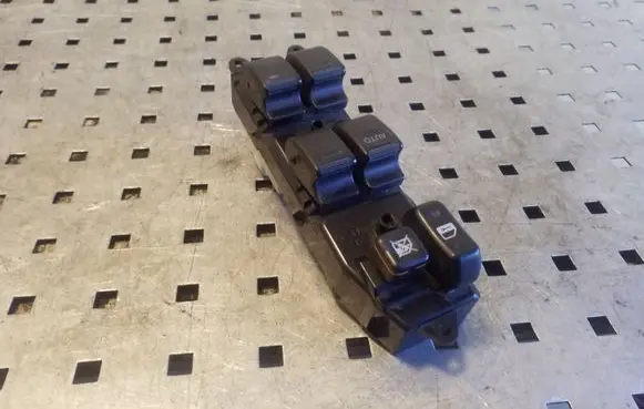 Toyota RAV 4 (XA20) Electric window control switch 8482042140