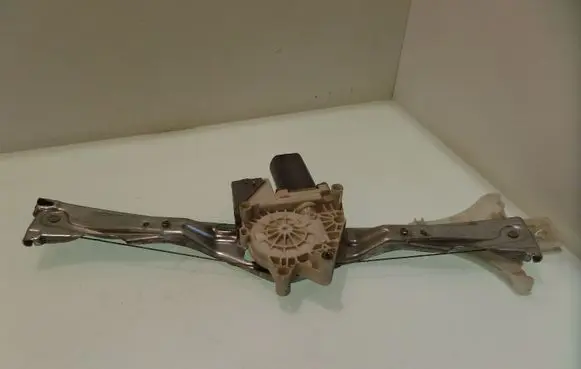 Rear door manual window regulator