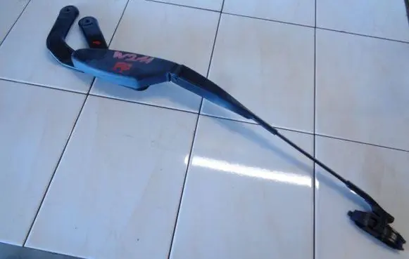 Mercedes-Benz E W211 Front wiper blade arm A2118200444
