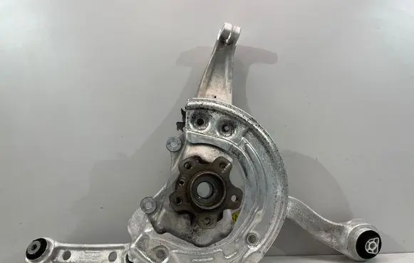 BMW 5 G30 G31 G38 Front wheel hub spindle knuckle 6884386