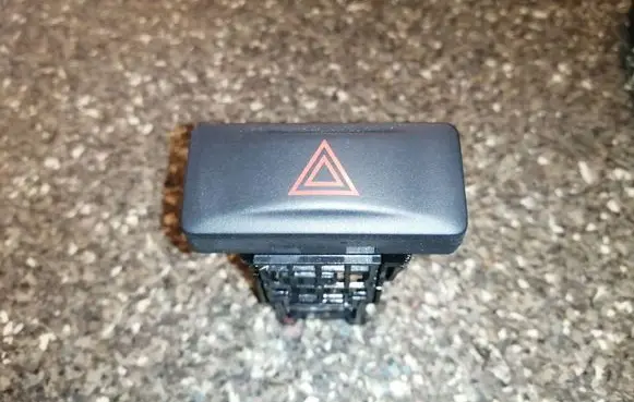 Nissan X-Trail T31 Hazard light switch 06016