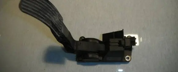 Mercedes-Benz Vito Viano W639 Accelerator throttle pedal A6393000604 0281002561 586507395